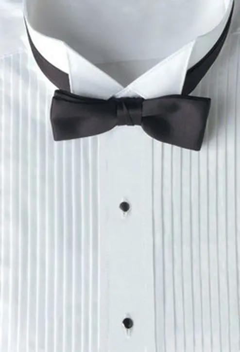 Chemise plisse avec un nœud fait. Chemise plisse, nœud, bouton de manchette