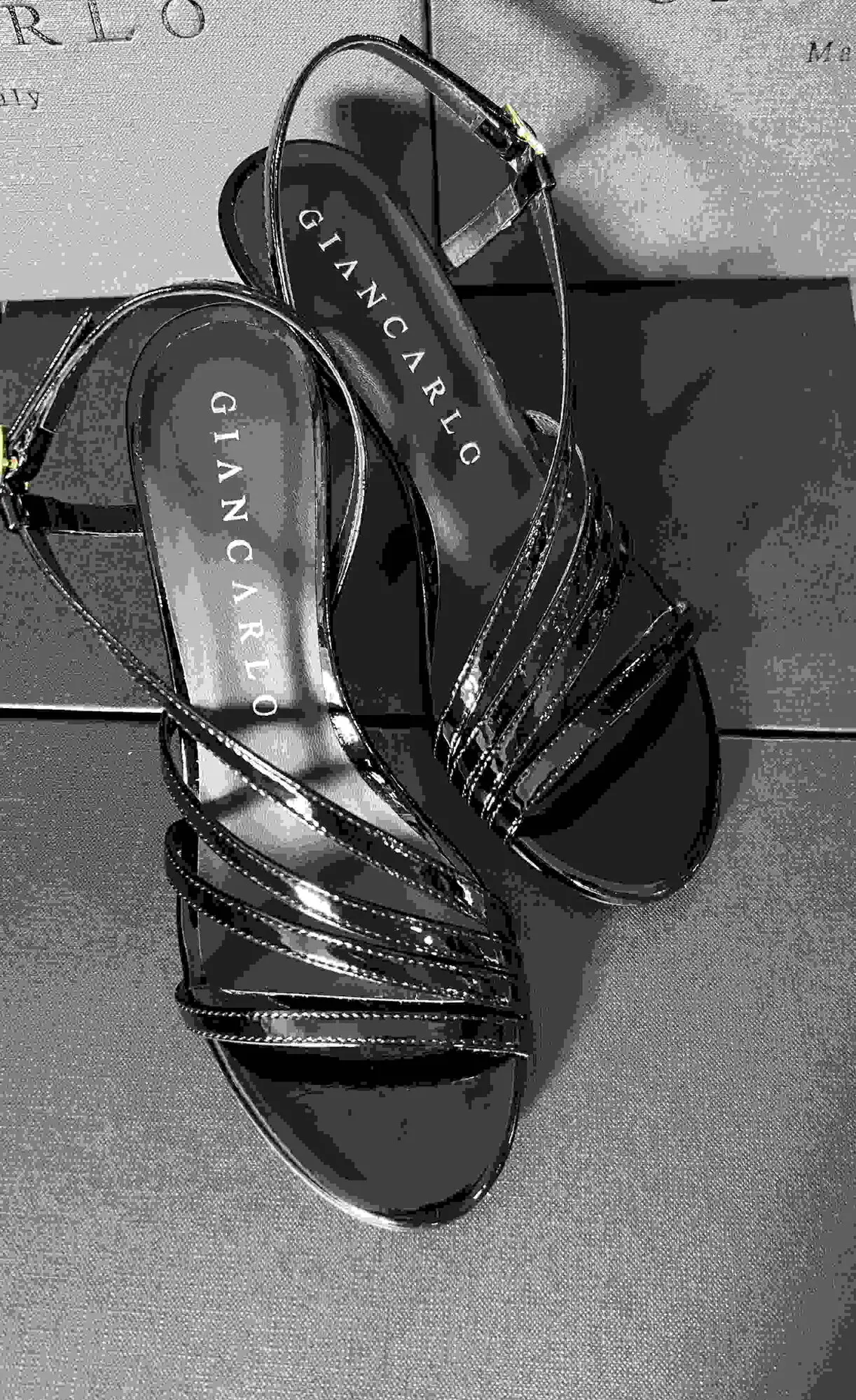 Sandales en cuire - vernissé Sandales à talons de 7 cm.