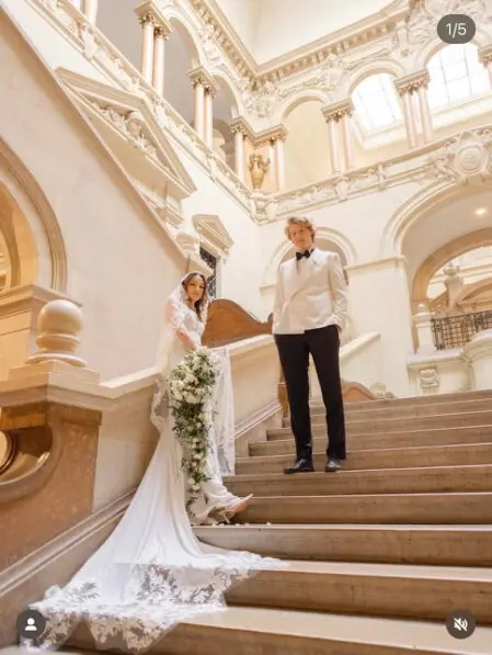 Smoking blanc avec pantalon noir. 