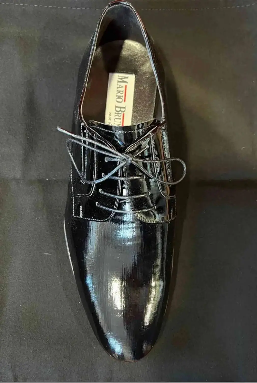 Chaussures d'homme en cuir vernis. Chaussures de cérémonie pour l'homme en cuir vernis.