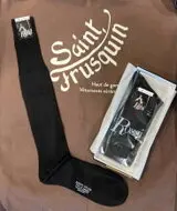 Chaussettes noir haut.